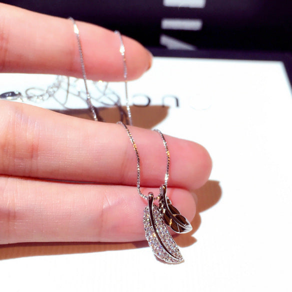 Fashionable Leaf Pendant Choker Necklace